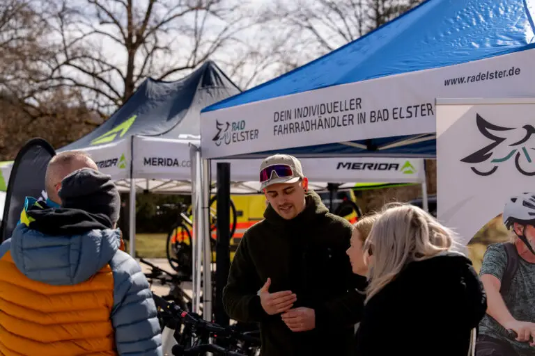A consultation at the tent, among bikes and visitors