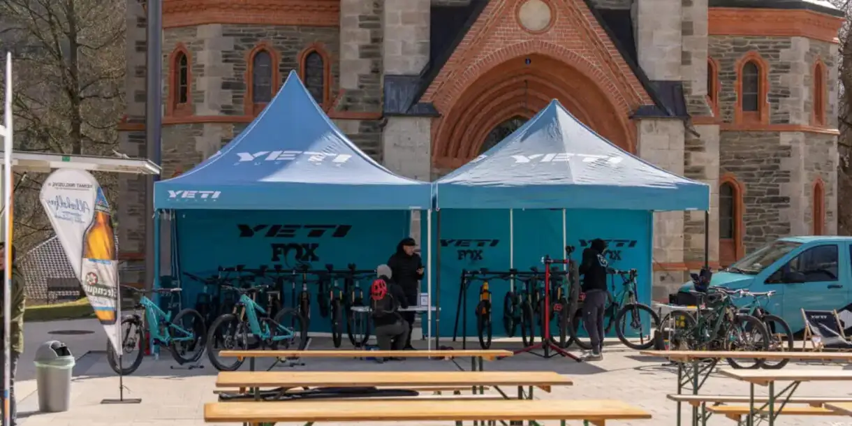 The church square in Bad Elster with the manufacturers' tents, test bikes and beer benches