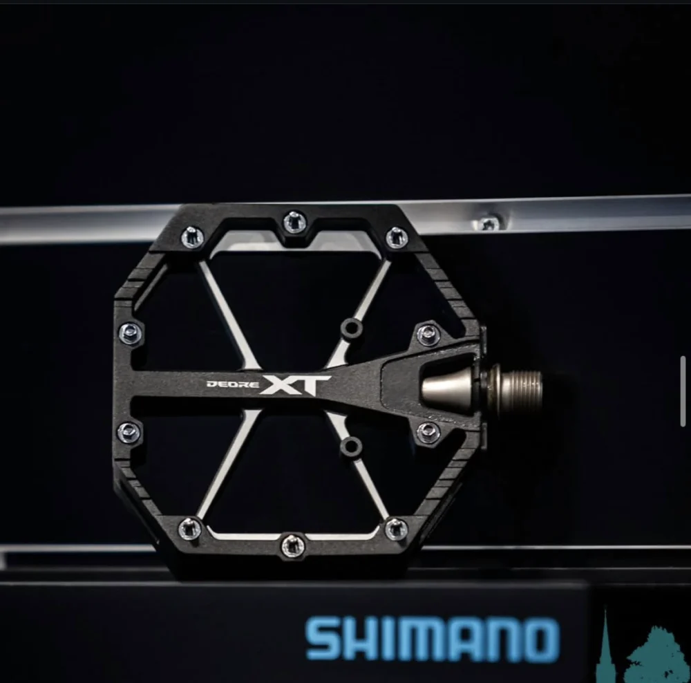 Das XT Flatpedal an der Shimano-Wand in unserem Laden