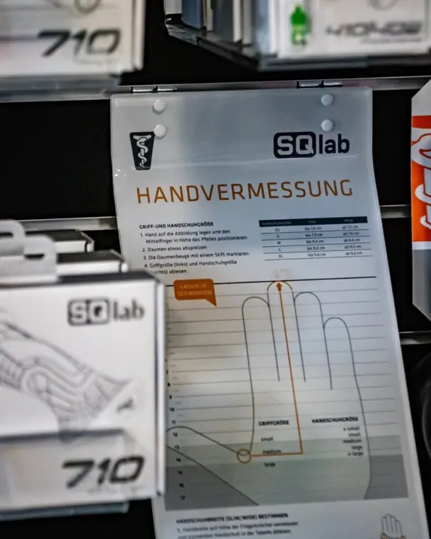 Anleitung zur Handvermessung neben den passenden Griffmodellen