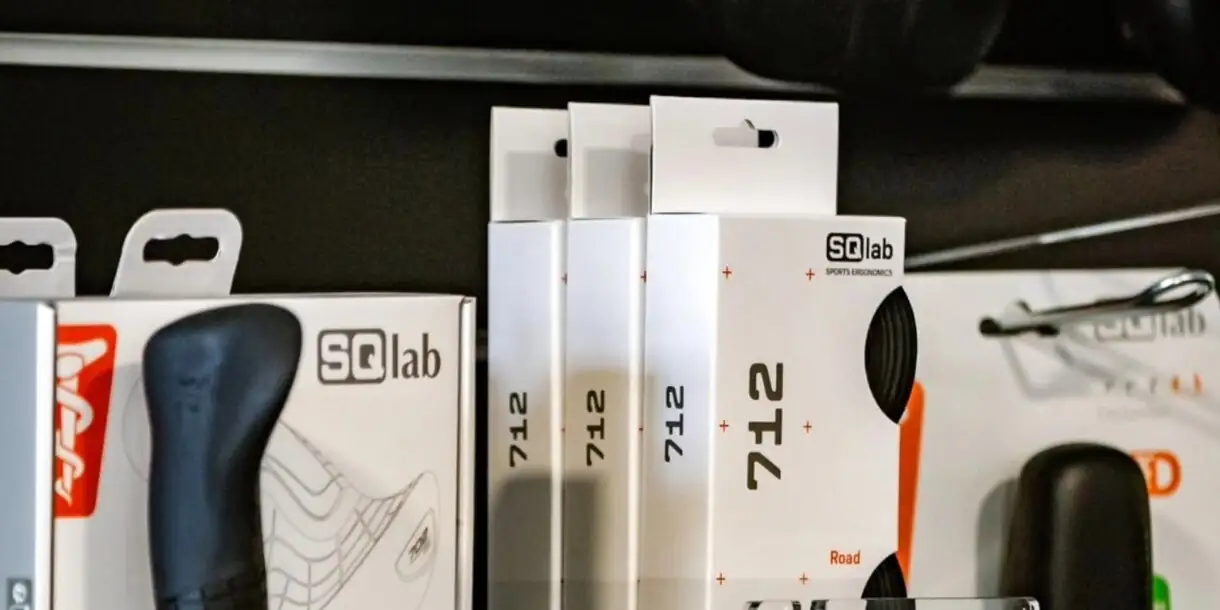 Griffe und Sattel-Verpackungen von SQlab an der Wand im Laden, zum Anschauen und Ausprobieren